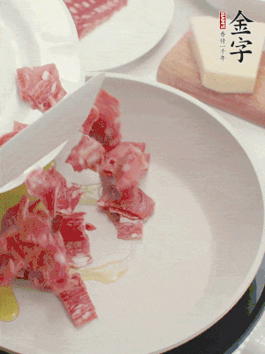 橄欖油煸香金字培根火腿。依次下豌豆、蝴蝶面、洋蔥。