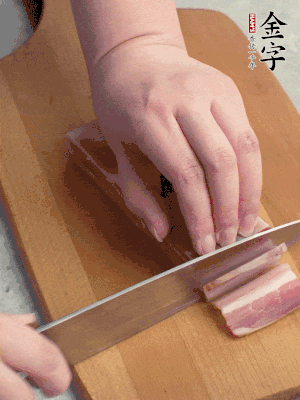 百合切去頭尾，分開洗凈;咸肉切薄片。