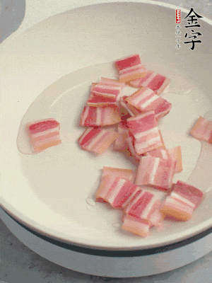 鍋中少許油，金字淡咸肉煸香。