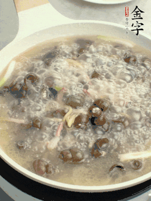 放辣椒，加一點鹽、糖，大火翻炒。