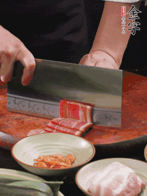 金字火腿上方切薄片，鮮五花肉切薄片。