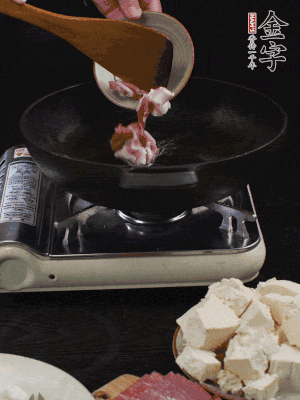 冷油潤(rùn)鍋，下五花肉煸香。