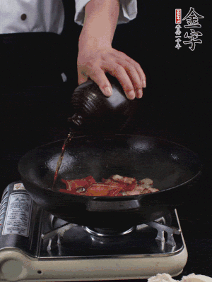 再下火腿片，淋少許黃酒添香。