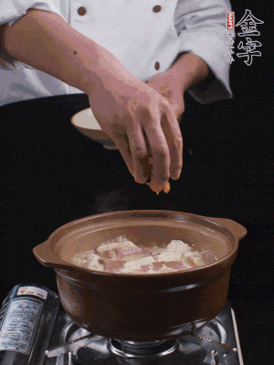 下蝦仁干，煮5分鐘。撒蒜葉，煮1分鐘。