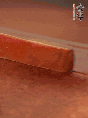 金字火腿上方去皮切薄片。