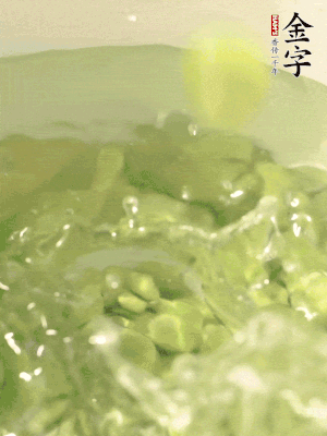 新鮮蠶豆熱水焯水30秒，然后浸入涼水。