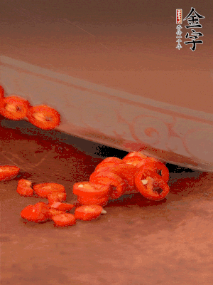 小米辣切圈，大蒜切片。