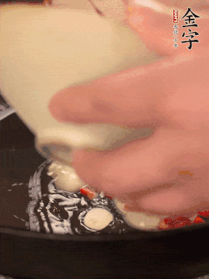 豬油潤鍋，下辣椒、大蒜、火腿片煸香。