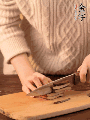 金字淡咸肉、香干分別切丁。