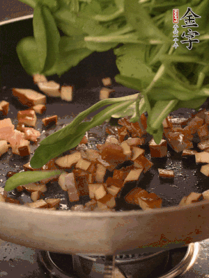 再放香干煸炒，最后放馬蘭頭翻炒至變軟。