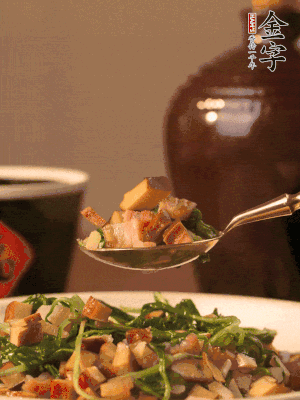 出鍋前嘗味，味淡加點(diǎn)鹽。