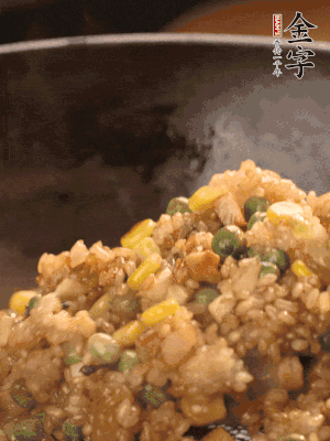 再下糯米，1勺蠔油、2勺生抽調(diào)味翻炒均勻。