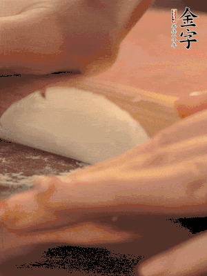 餃子皮邊緣搟薄，整體搟成1.5倍大小。