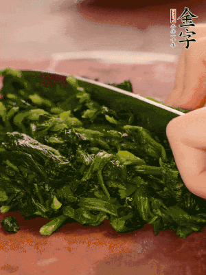 洗凈的菠菜加鹽焯水，撈出晾涼后攥干切碎。胡蘿卜切細(xì)絲。金字烤腸切園片。