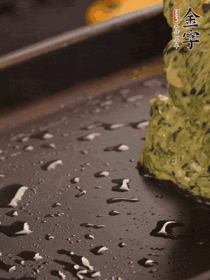 熱鍋擦一下油，下面糊攤平。