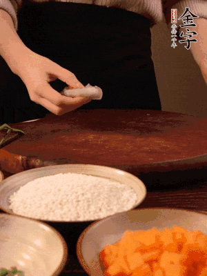 胡蘿卜去皮切丁。蝦仁切小塊。糯米提前浸泡半天。