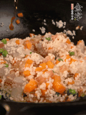 加入糯米翻炒均勻。最后加入蝦仁，用1勺料酒、1勺生抽、1/2勺鹽調(diào)味。