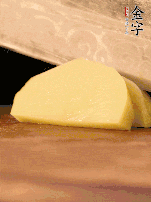 土豆去皮切丁。水開后，放入鍋中煮2-3分鐘，撈出瀝干水分。