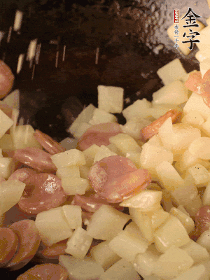 再放烤腸片煎熟。撒點鹽、孜然粉、辣椒面。