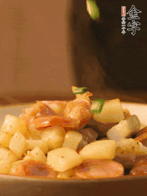 翻炒均勻，撒上蔥花后即可。