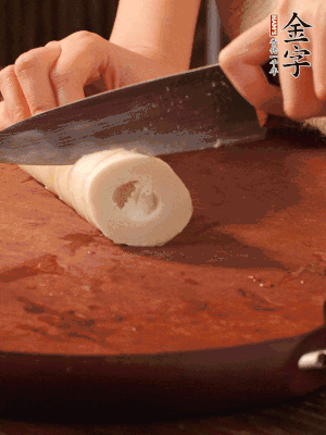 春筍去殼切滾刀塊，焯水備用。