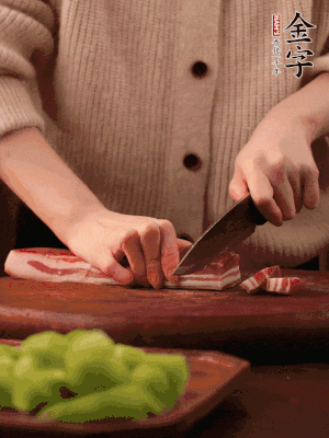 金字淡咸肉切片，冷水入鍋，加姜片、料酒略焯水。同步，五花肉切塊焯水。