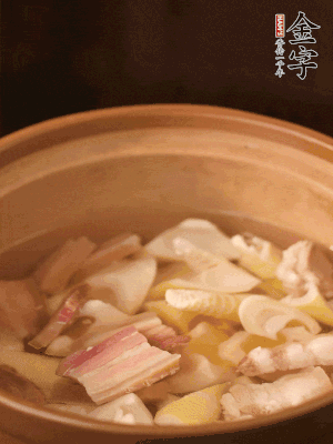 春筍、咸肉、咸肉一起入砂鍋，加姜片、料酒、清水大火煮沸到湯色變白。轉(zhuǎn)小火慢篤半小時。