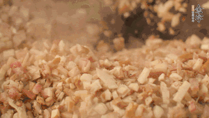 鍋中熱油，依次下食材翻炒，加2勺料酒、少許胡椒粉調(diào)味，撒蔥花攪拌均勻。