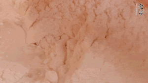 糯米粉中加入溫水，反復(fù)揉成團(tuán)。