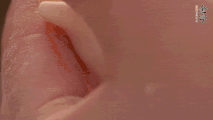 取一小團(tuán)面，用掌心搓成小球狀，從小球中心捏窩，放入餡料，封口后，留出小尾巴。