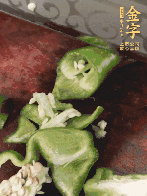 辣椒洗凈斜切成段，蒜切片。