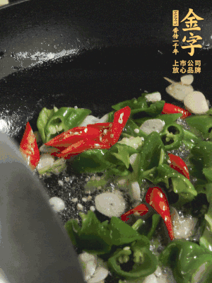 起鍋燒油，加辣椒、蒜片大火翻炒出香味。