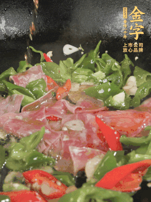 再下蒸炒火腿煸炒，加少許白糖提鮮。