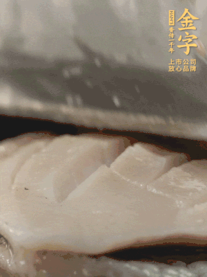 鮑魚用勺子撬出來，去掉內(nèi)臟和牙齒，加面粉、白醋、鹽、啤酒抓一下，清水洗凈，切花刀。