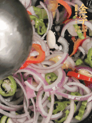 生姜、大蒜、青紅辣椒圈、洋蔥放油鍋煸香。