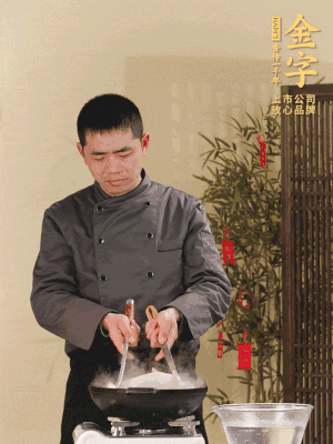 整只土雞冷水下鍋，加蔥姜、料酒焯水，撈出后用溫水清洗干凈。