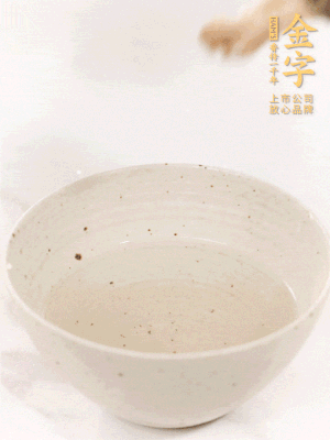 羊肚菌流水洗凈2遍后，溫水泡發(fā)15-20分鐘。