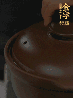 雞、火腿、姜片一起放入砂鍋中，大火轉(zhuǎn)小火燉2小時(shí)。