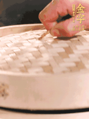 醬鴨半只加姜片、蔥、黃酒上鍋蒸20分鐘。