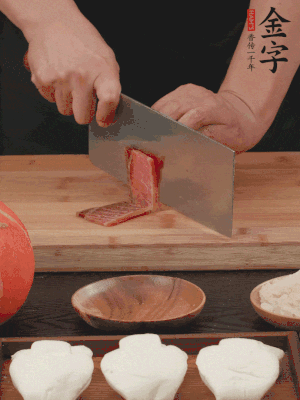 金字火腿上方切薄片。