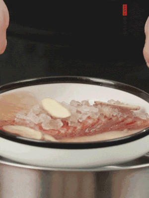 置于盤(pán)中，加冰糖100g、黃酒100g、水200g，上鍋蒸20分鐘。