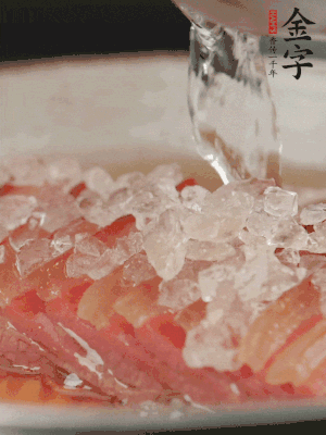 依舊放上冰糖100g、黃酒100g、水200g，鍋中再蒸15分鐘。