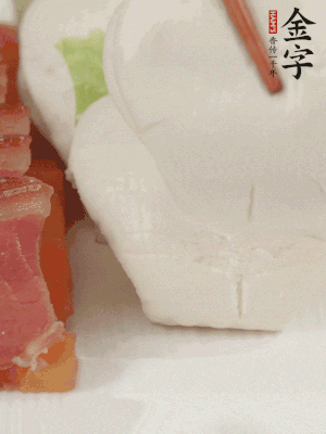 生菜切段，放入荷葉夾。