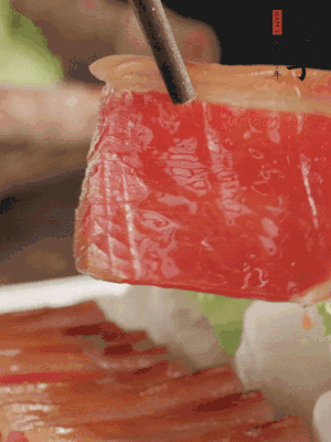 吃的時(shí)候，把薄片火腿放入荷葉夾中就可以了。