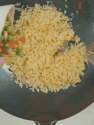 下豌豆粒、胡蘿卜粒、玉米粒。（買現(xiàn)成冷凍的雜菜即可，非常方便）