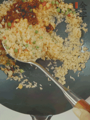 翻炒熟后，加金字火腿XO醬。