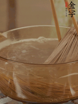 水開后下蕎麥面，煮2分鐘后過涼水備用。