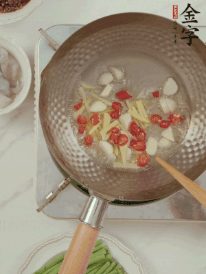 油7成熱時，下大蒜粒、姜絲、小米辣煸香。