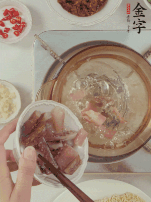 魷魚熱水下鍋，焯水備用。