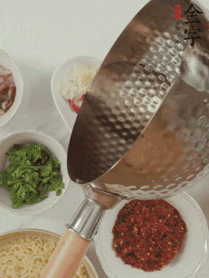 蒜末、小米辣、芝麻淋上熱油。